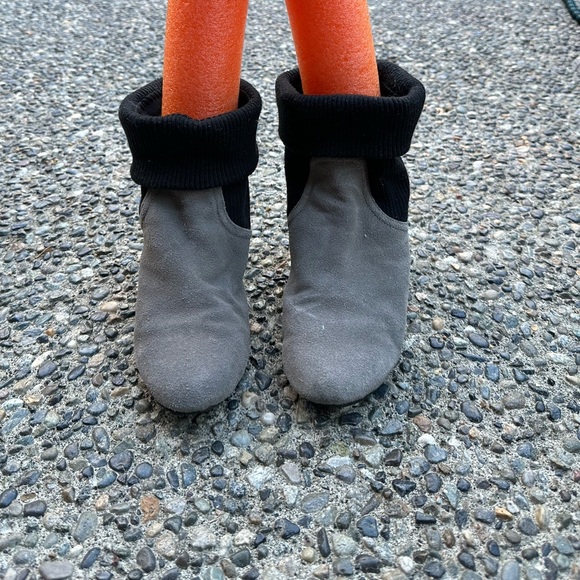 Grey slouchy ankle booties size 7.5 - Picture 2 of 6